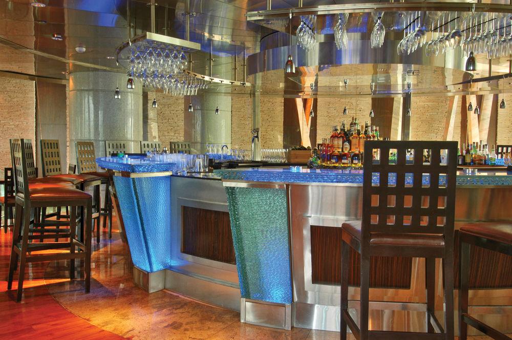 Hyatt Regency Mumbai International Airport Hotel Luaran gambar The bar at the Blue Water Grill