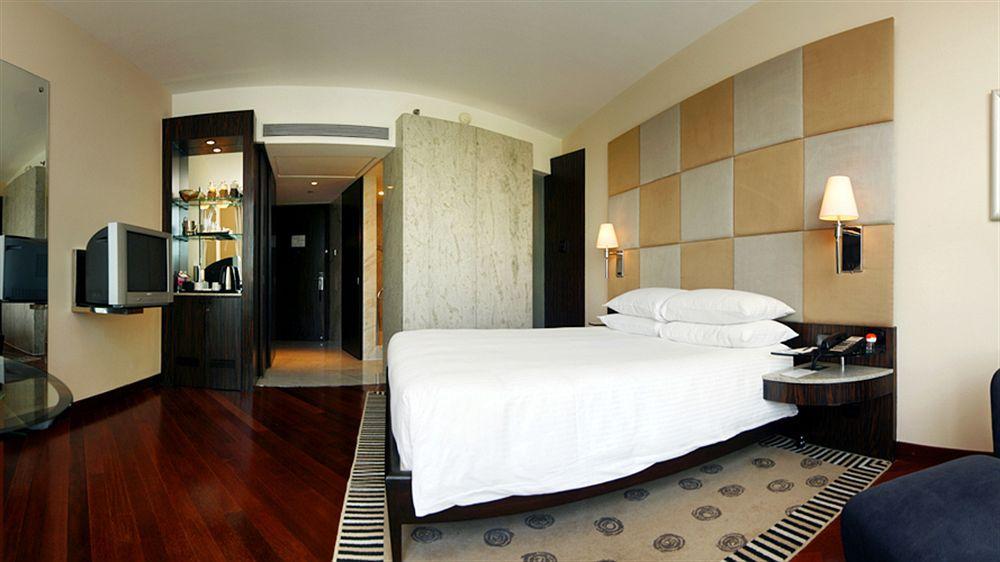 Hyatt Regency Mumbai International Airport Hotel Luaran gambar A room at the hotel