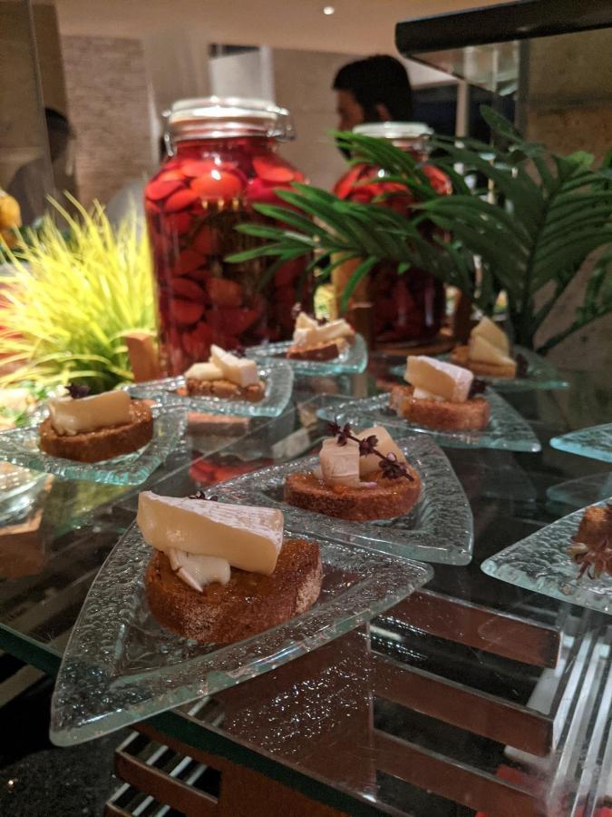 Hyatt Regency Mumbai International Airport Hotel Luaran gambar A selection of desserts