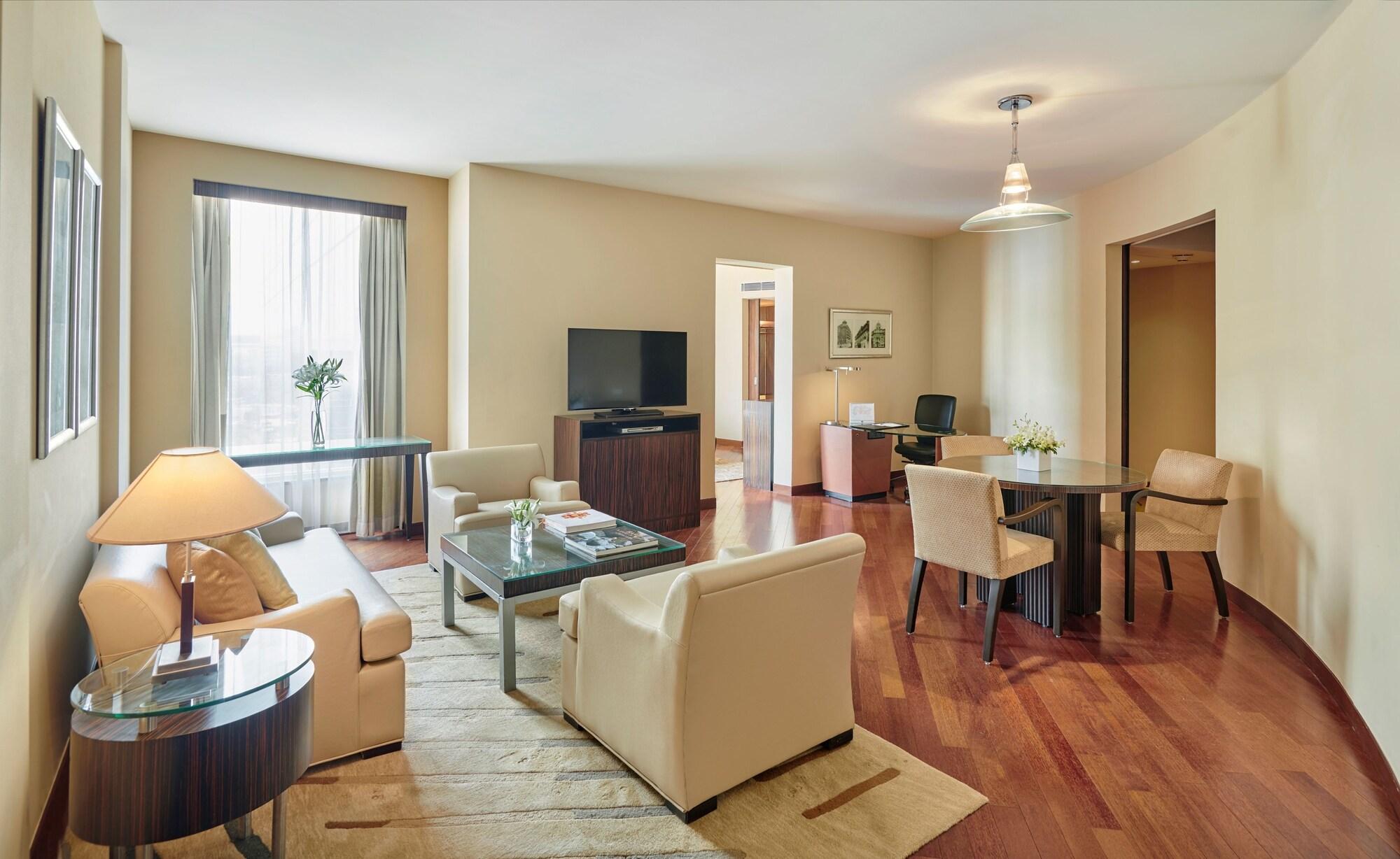 Hyatt Regency Mumbai International Airport Hotel Luaran gambar A suite at the hotel