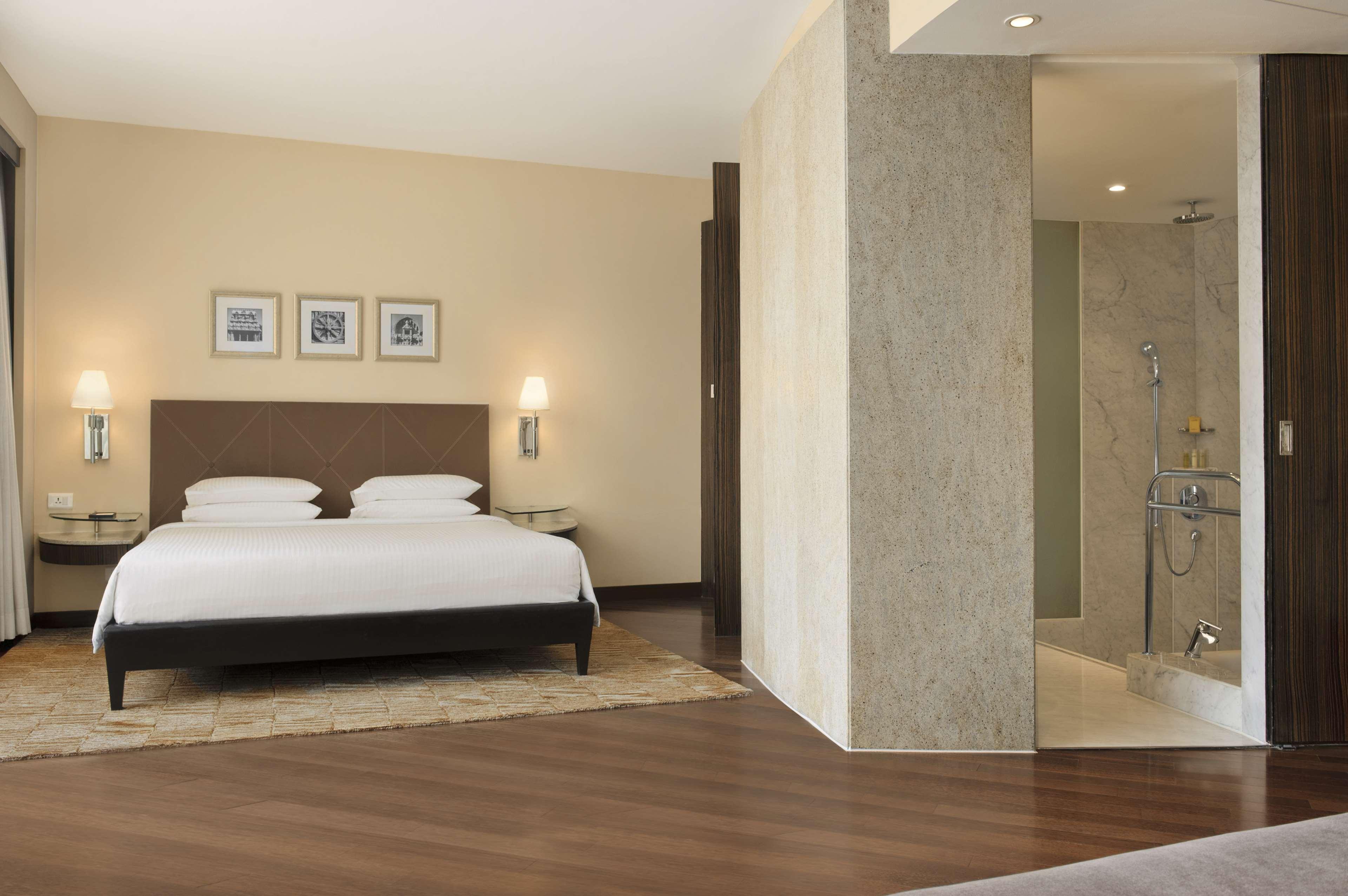 Hyatt Regency Mumbai International Airport Hotel Luaran gambar A bedroom at the hotel