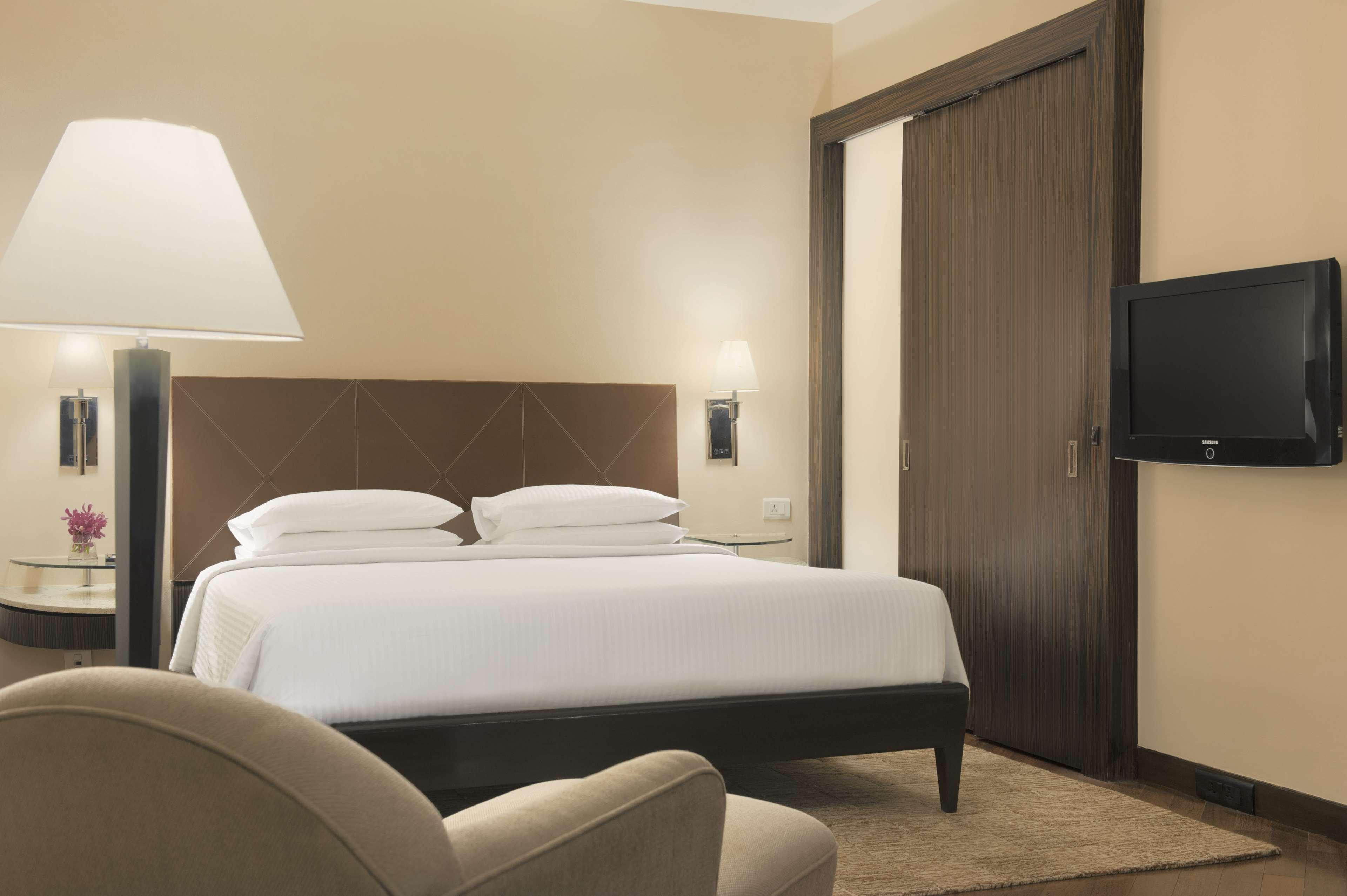 Hyatt Regency Mumbai International Airport Hotel Luaran gambar A bedroom at the hotel
