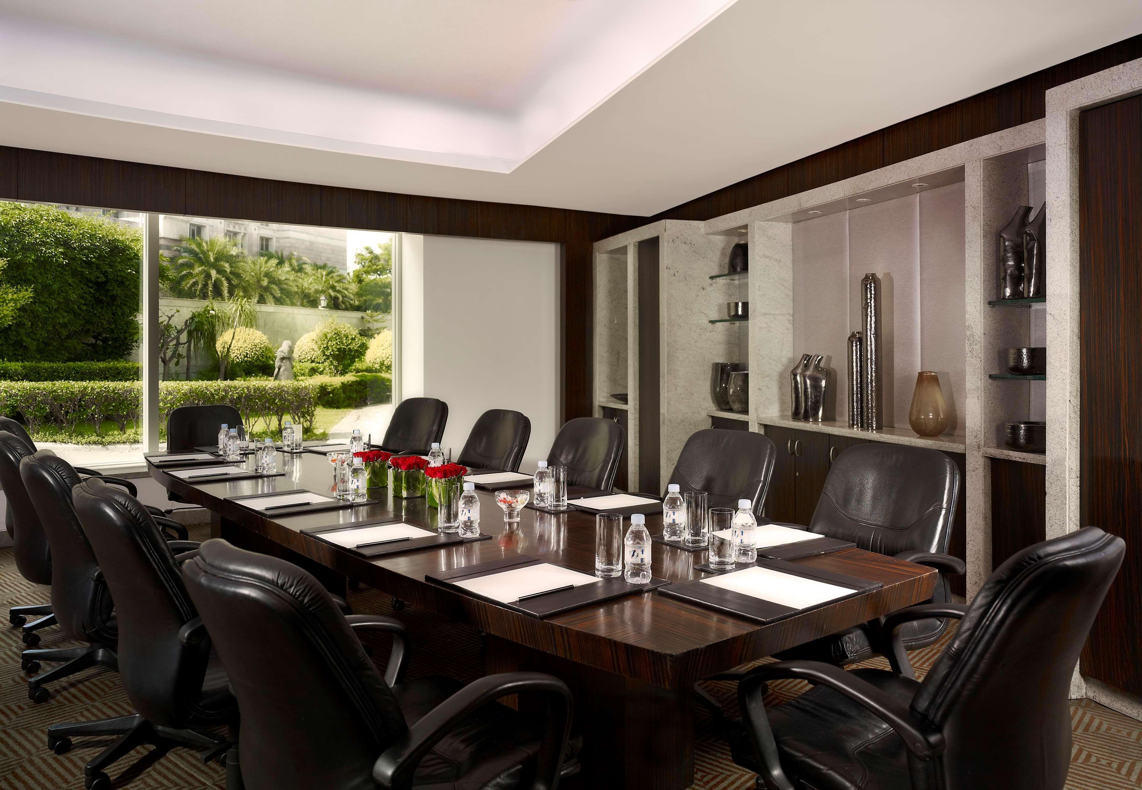 Hyatt Regency Mumbai International Airport Hotel Luaran gambar Boardroom at the Westin