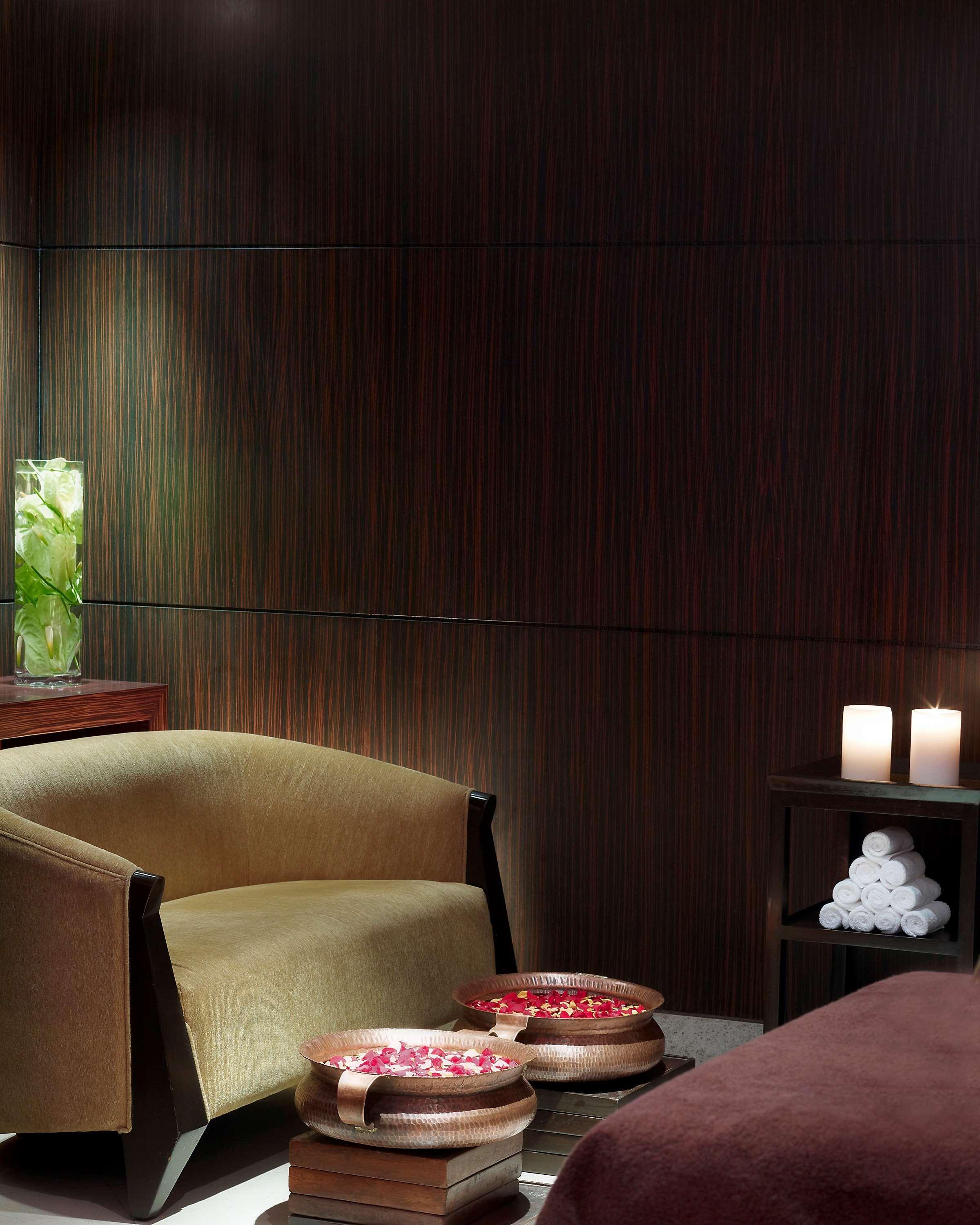 Hyatt Regency Mumbai International Airport Hotel Luaran gambar A wall panel made of wood veneer