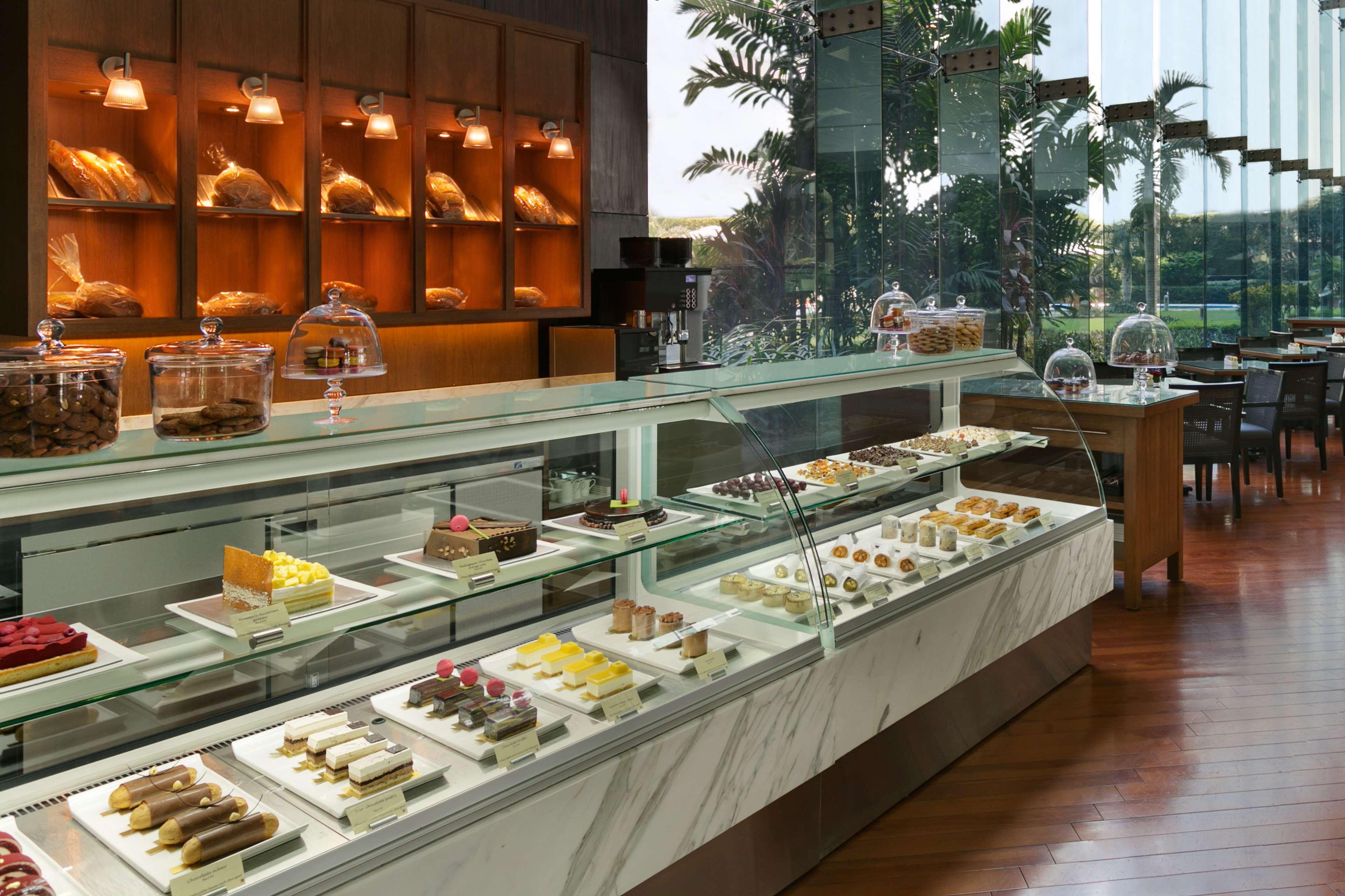 Hyatt Regency Mumbai International Airport Hotel Luaran gambar The Pastry Shop