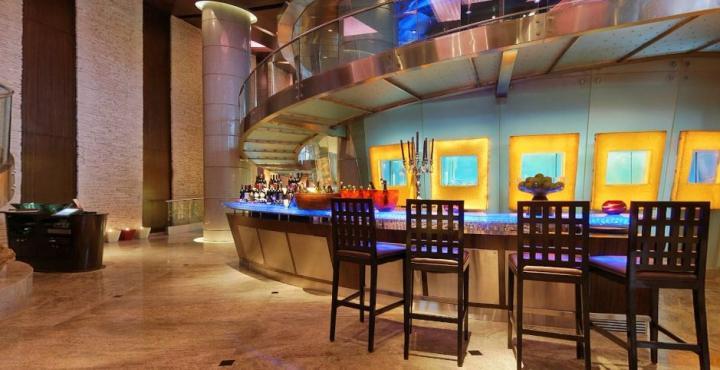 Hyatt Regency Mumbai International Airport Hotel Luaran gambar The bar at the lobby