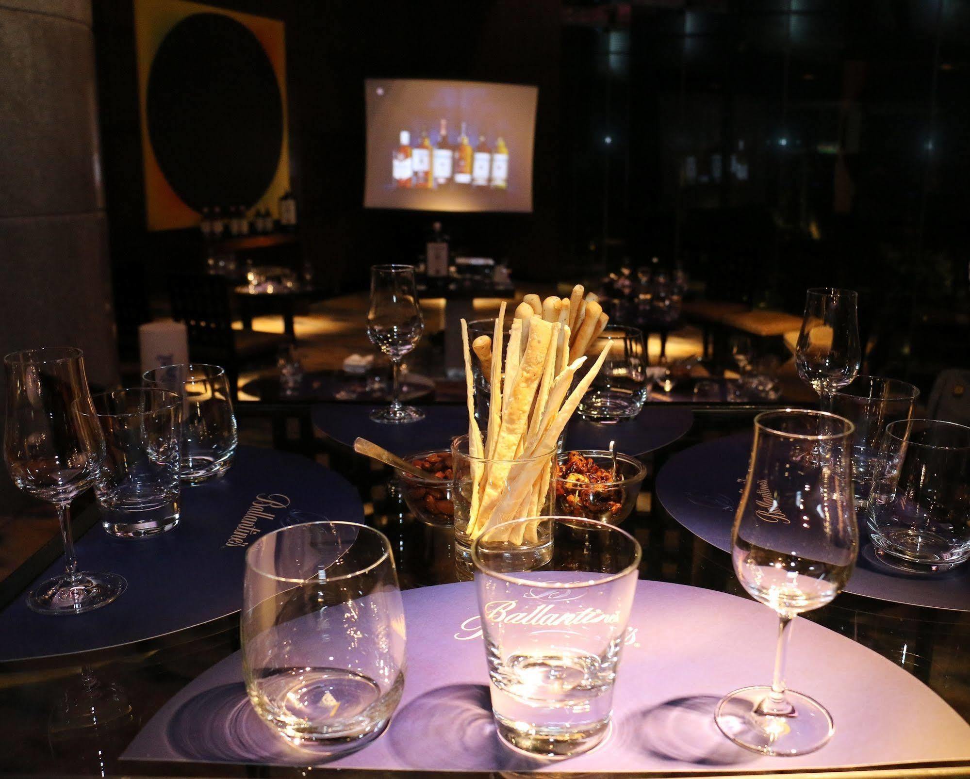Hyatt Regency Mumbai International Airport Hotel Luaran gambar A blind tasting session